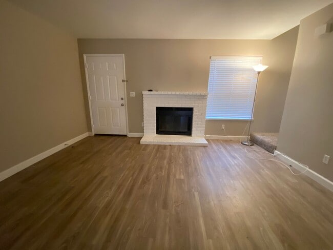 Building Photo - Updated 2 Bedroom Townhome