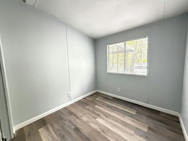 Building Photo - 11240 N Northwood Dr