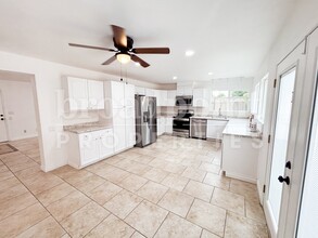 Building Photo - 581 Glenheather Dr