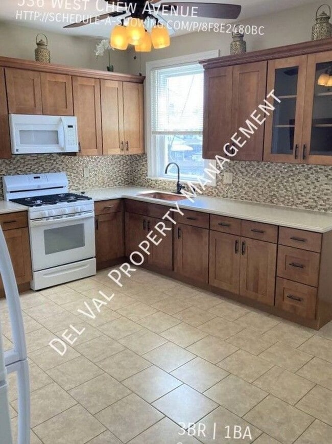 Spacious 3 Bedroom Home – Backyard + Porch Included! - Spacious 3 Bedroom Home – Backyard + Porch Included!