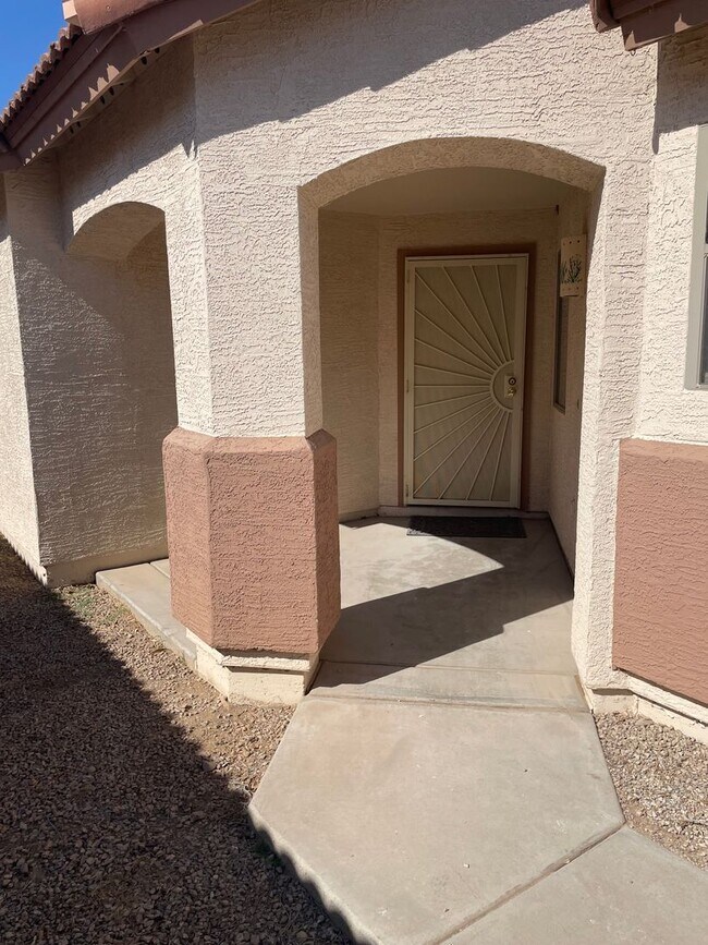 Foto del edificio - Beautiful single level 3 bedroom w/ Pool