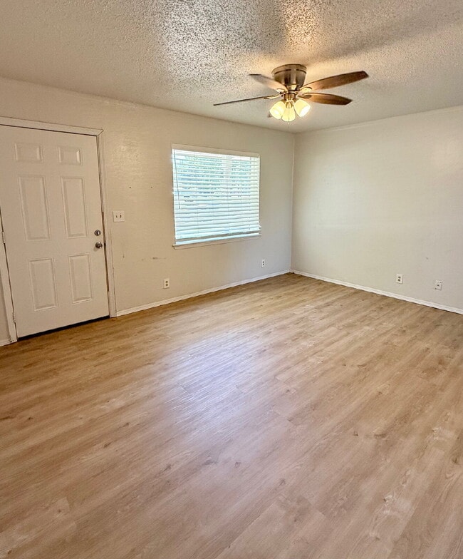 Building Photo - Inviting Mustang Gem with Spacious Kitchen...