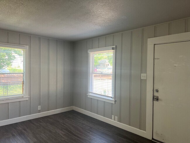 Foto del edificio - Two Bedroom Cottage Off Of Eureka Way - Recently Remodeled