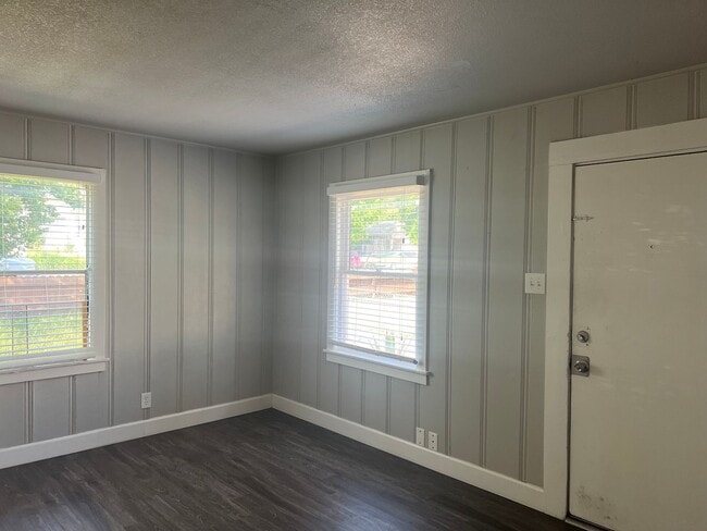 Building Photo - Two Bedroom Cottage Off Of Eureka Way - Recently Remodeled