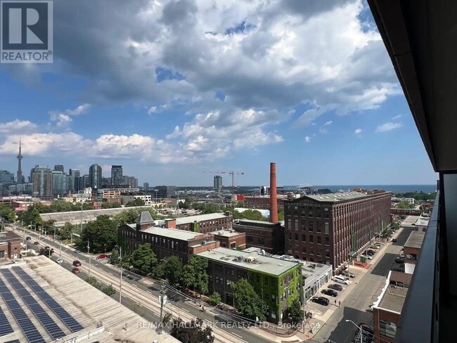 Building Photo - 285-285 Dufferin St
