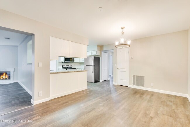 Foto del edificio - 6241 Cranberry Ln W