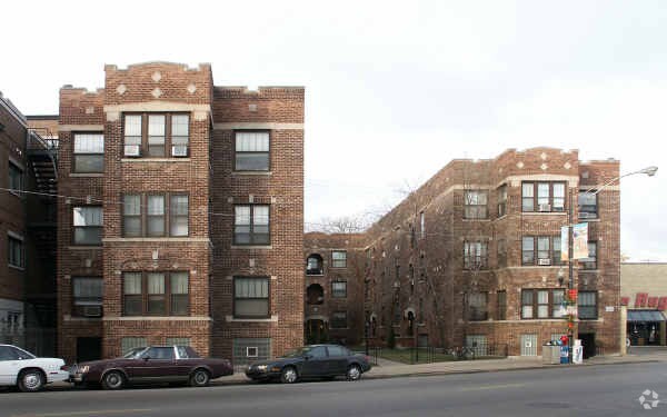 Building Photo - 2876-2900 N Clark St