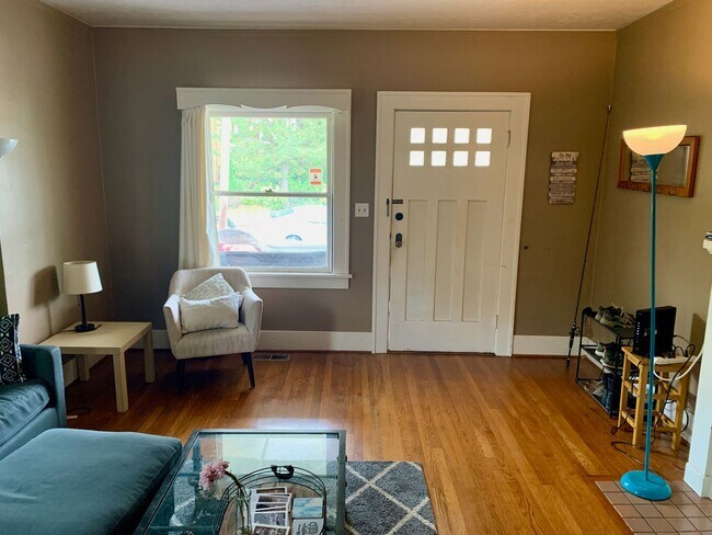 Building Photo - Stunning 6 Bed, 2 Bath House with Front Porch and Backyard a few Steps Away from OSU Campus!