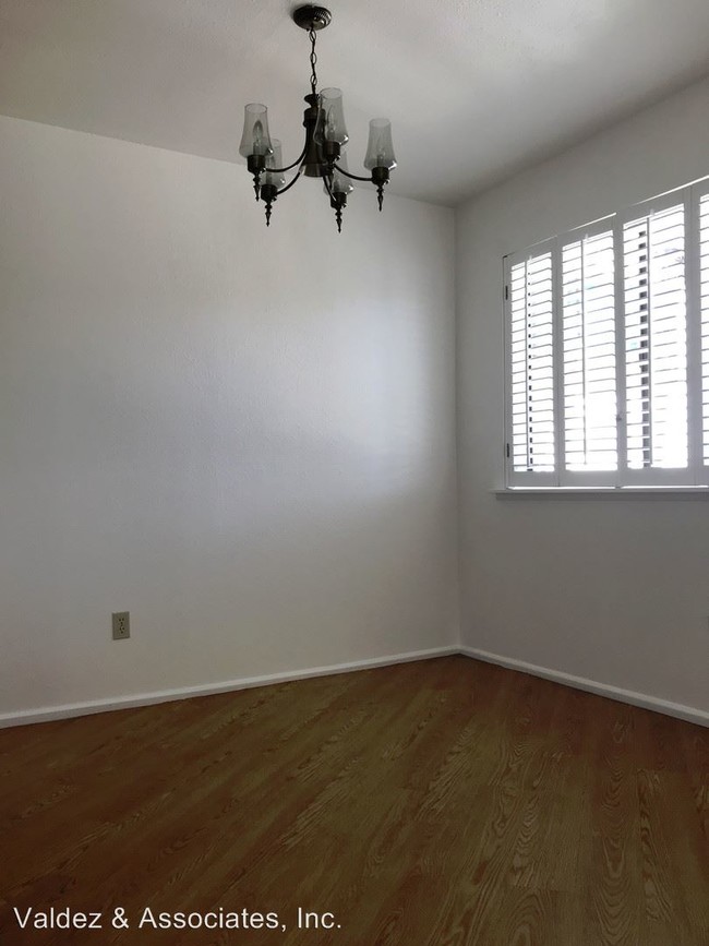 Building Photo - 941 Rio Vista St