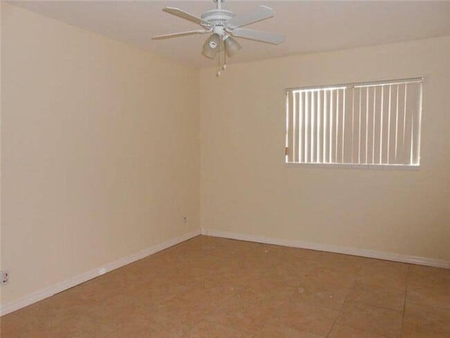 Building Photo - Updated 2 Bed/2 Bath Condo with Screened P...