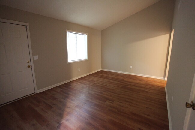 Building Photo - 2 Bedroom/ 1 Bathroom Available in July!