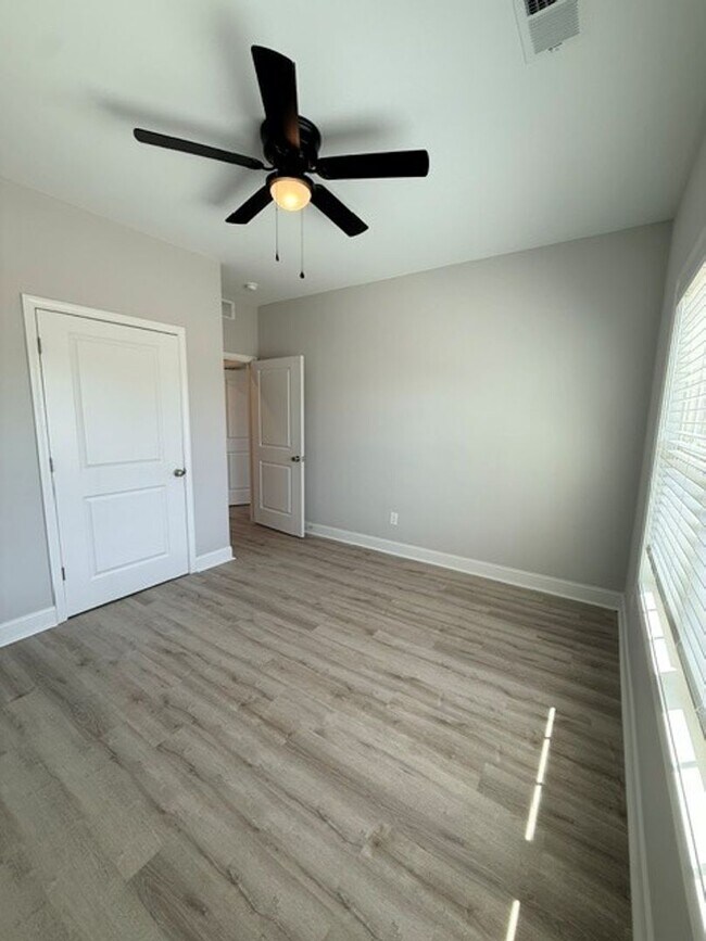 Foto del edificio - 308 Hillview Mls Blvd
