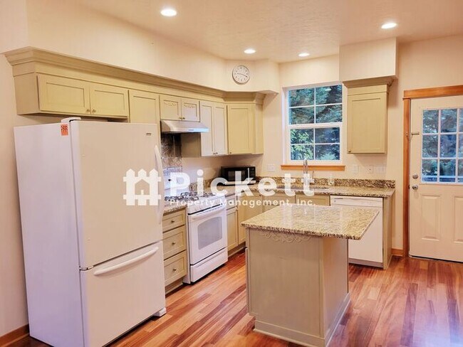 Building Photo - Lovely Poulsbo Place Home