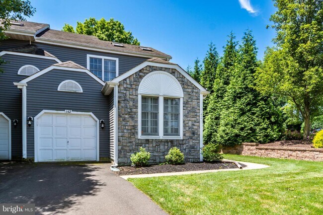 Building Photo - 142 Summerhill Ct