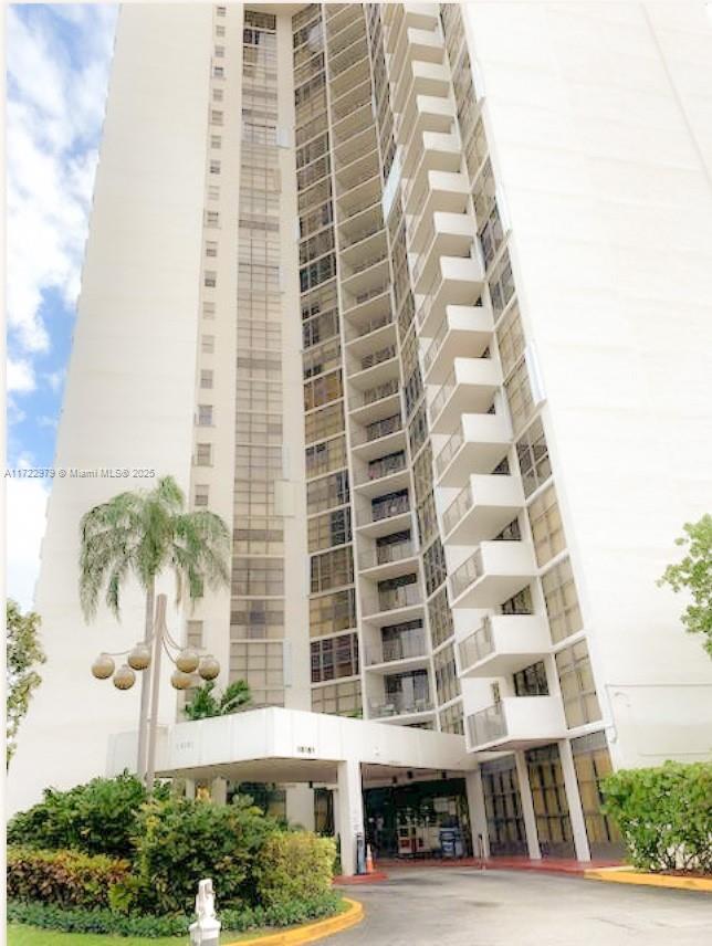 Foto del edificio - 18181 NE 31st Ct