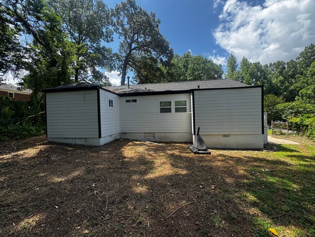 Building Photo - Room in House on Lisbon Dr SW