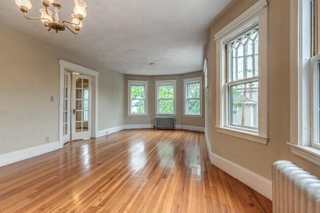 Building Photo - 27 Lake St