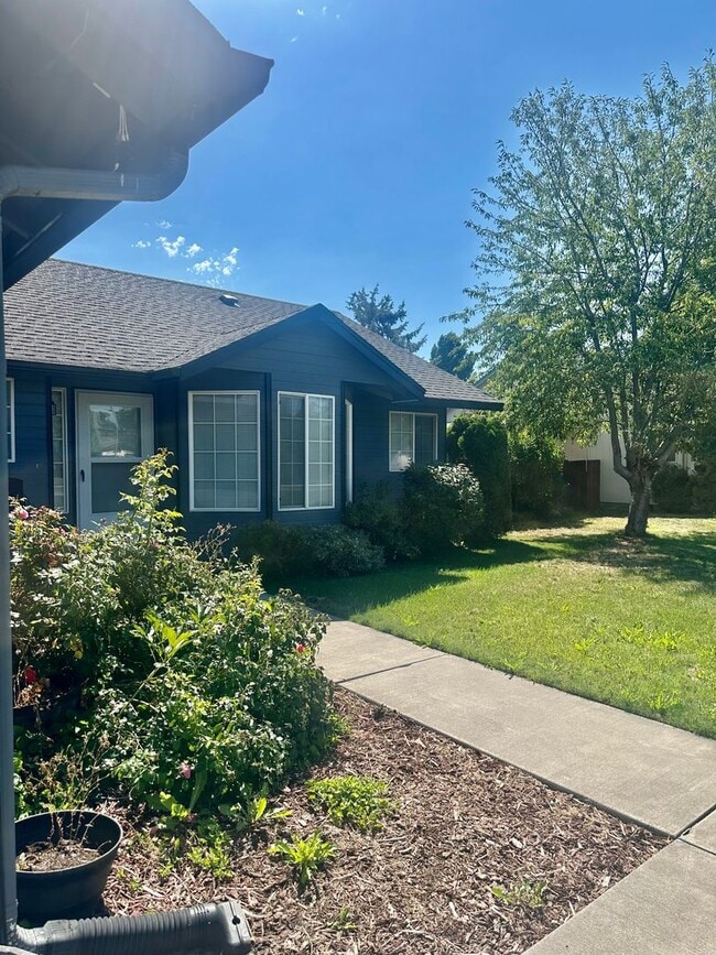 Foto del edificio - Pet friendly, 3 bdrm, 2 bath house with at...