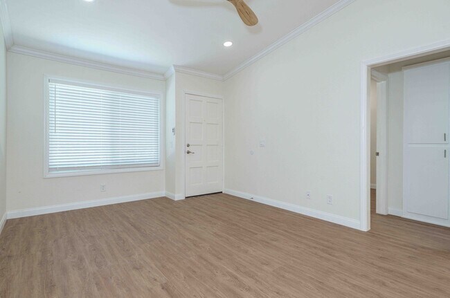 Building Photo - 10419 Hayford St