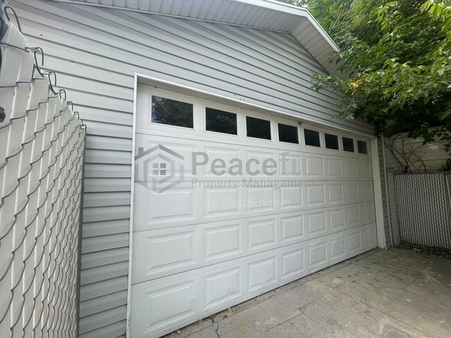 Building Photo - 128 E Truman Ave