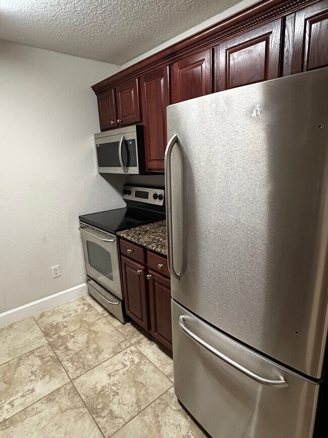 Foto del edificio - 4053 Crockers Lake Blvd