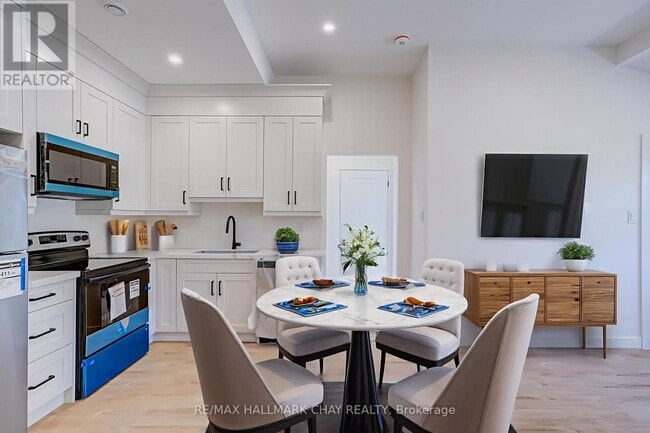 Building Photo - 155 Mary St