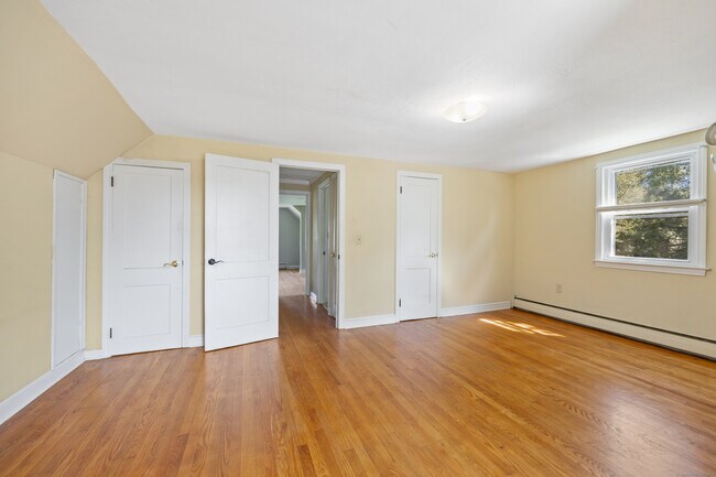 Building Photo - 60 Manor Dr