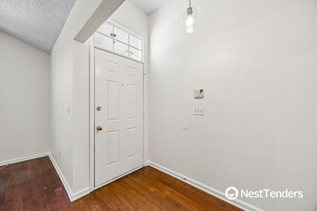 Building Photo - Great Location Near Town Center!