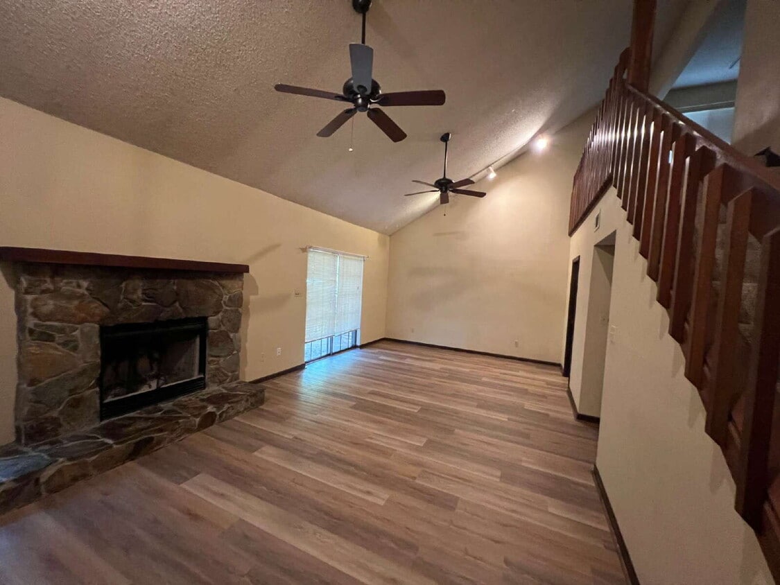 Large 2BD/ 2BTH with loft-Great Location - Large 2BD/ 2BTH with loft-Great Location