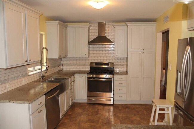 Foto del edificio - 3828 Hillcrest Ln