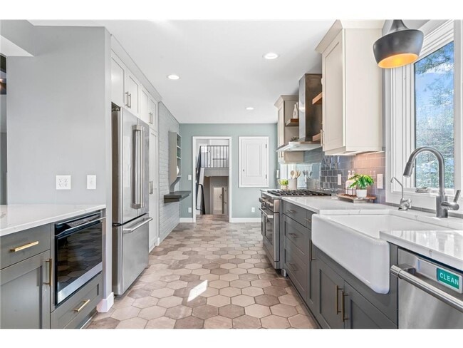 Building Photo - 825 3rd St SW