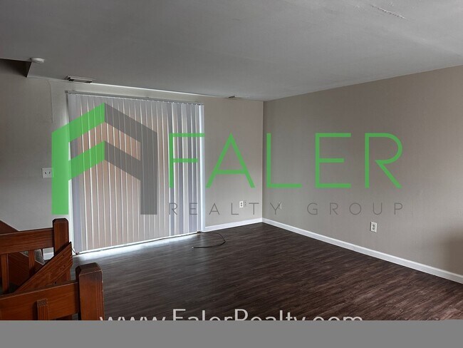 Foto del edificio - End Unit Town-home