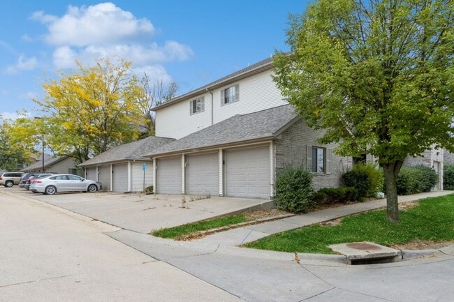 Building Photo - Updated 2 Bedroom with Garage and Off Street Parking Included!