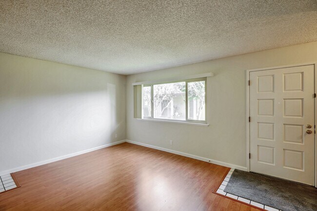 Foto del edificio - 2bed/2.5bath Townhouse with Updated Kitchen!