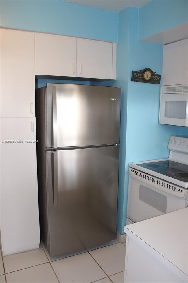 Building Photo - 3505 S Ocean Dr