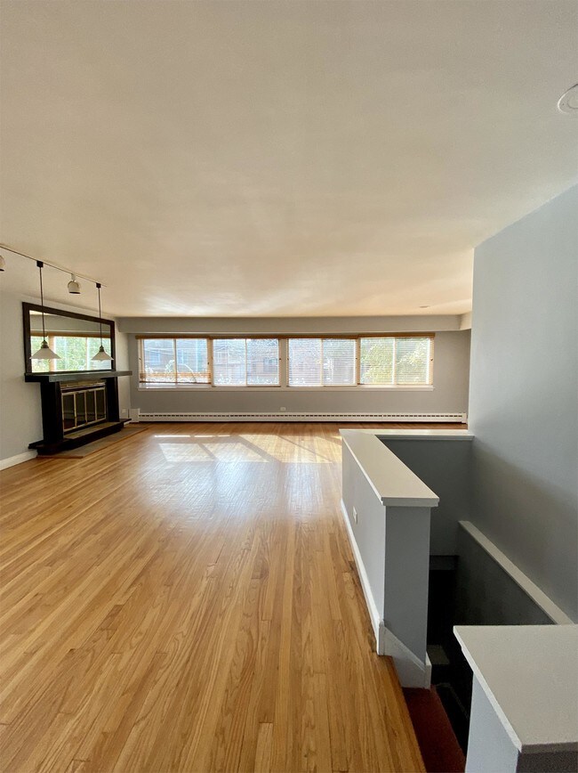 Building Photo - 2614 W Greenleaf Ave
