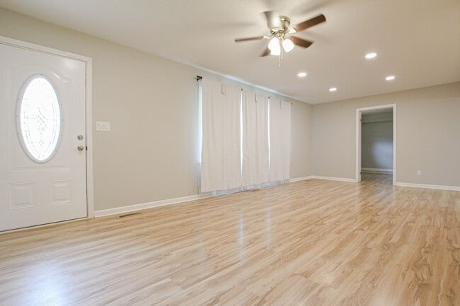 Building Photo - 219 Hallbrook Dr