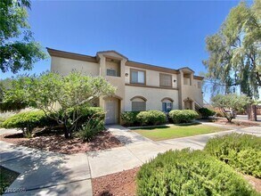 Building Photo - 3400 Cabana Dr