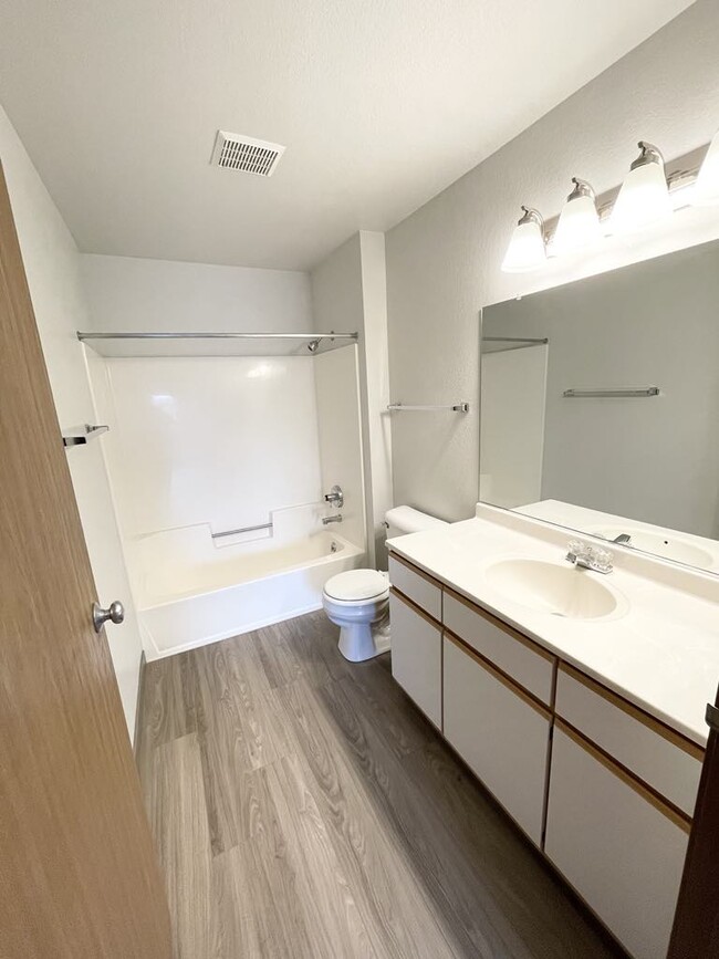 Foto del edificio - 2745 Glen Creek Pl