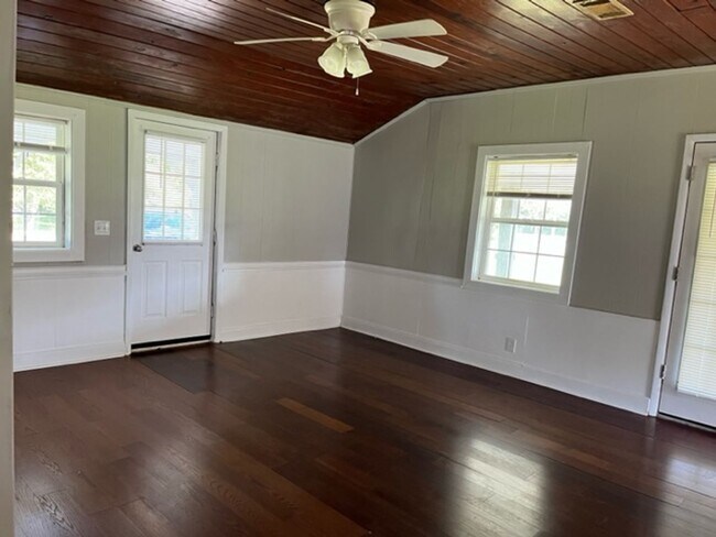 Building Photo - Spacious 4 bedroom/2 bathroom home