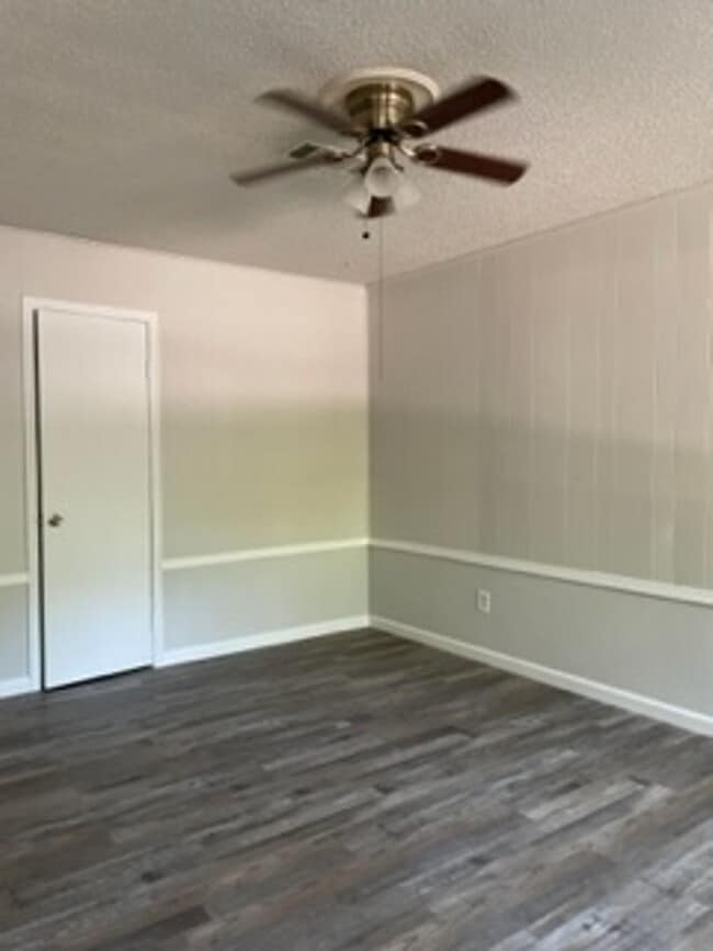 Building Photo - Three Bedrfoom/1.5 Bath Home