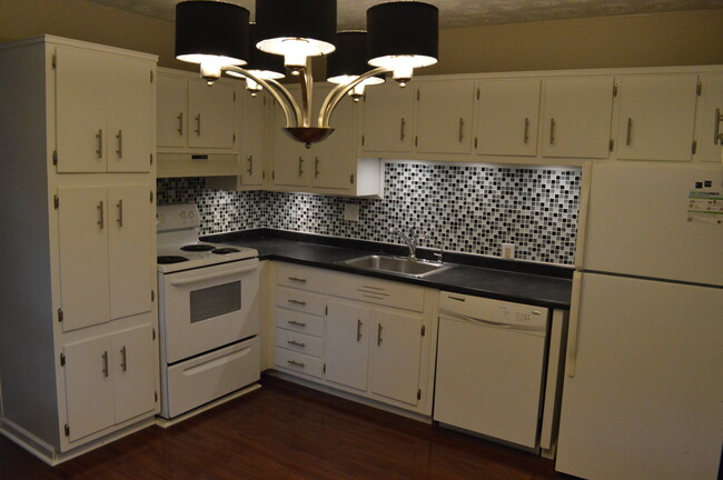 Kitchen - 842 Bricker Blvd