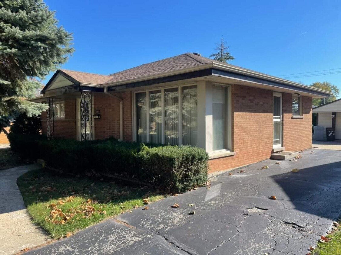 10821 Hastings St, Westchester, IL 60154 House Rental in Westchester