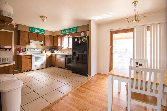 Building Photo - 1717 W Lake St