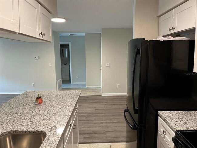 Foto del edificio - 624 Golden Raintree Pl