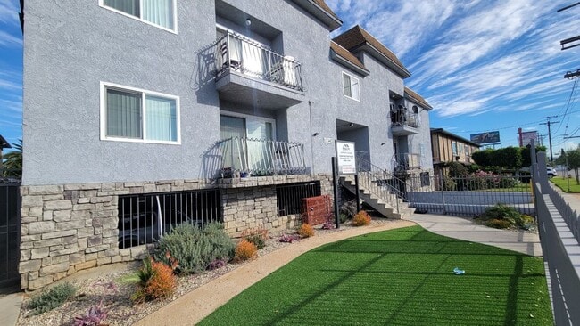 Foto del edificio - 13347 Victory Blvd