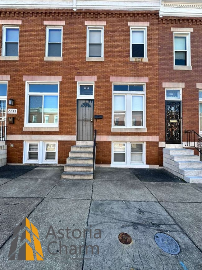 Building Photo - 3 Bedroom Plus Den Home with Renovated Kitchen and Fenced Yard