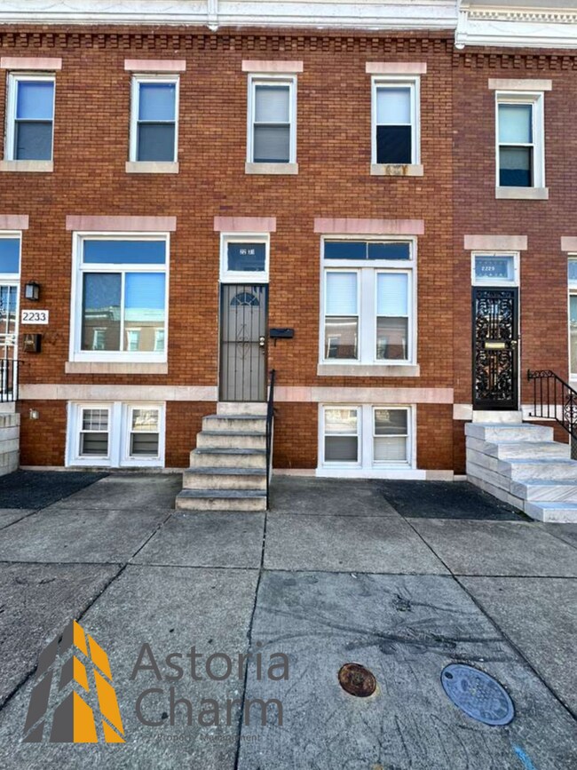 Foto del edificio - 3 Bedroom Plus Den Home with Renovated Kitchen and Fenced Yard