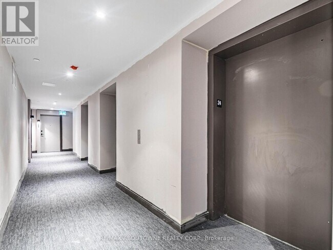 Photo du bâtiment - 8020 Derry Rd