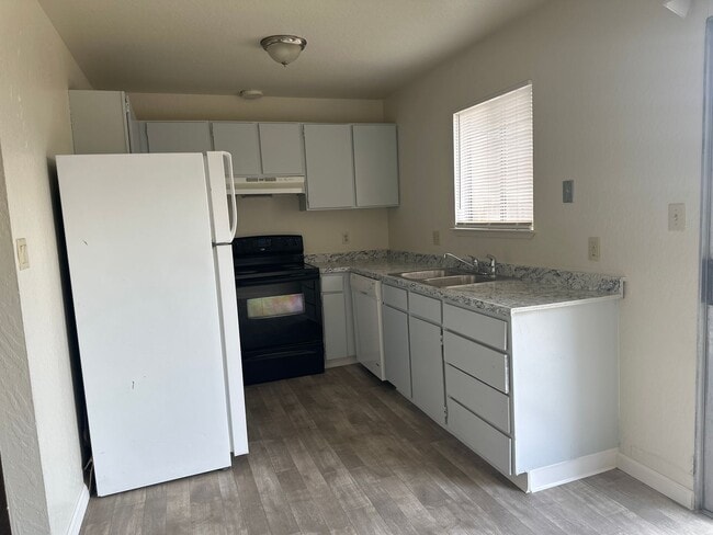 Building Photo - 1 bedroom detached home with yard